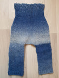 Pitkälahkeiset siniset villahousut, joissa vaaleampi raita keskellä.